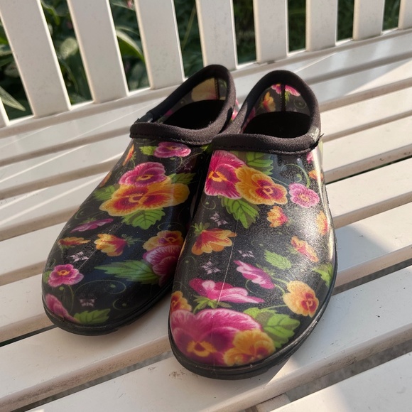 🌻5/30$!! Slip On Waterproof Garden Pansie Floral Print Sloggers - Picture 1 of 10